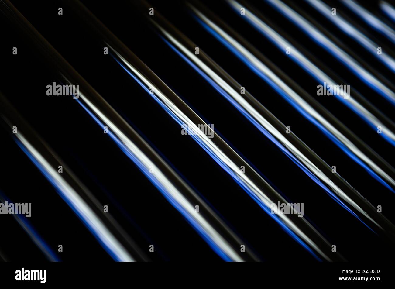 Abstrakter dunkelschwarzer Hintergrund mit glänzendem Metallic-Linienmuster Stockfoto