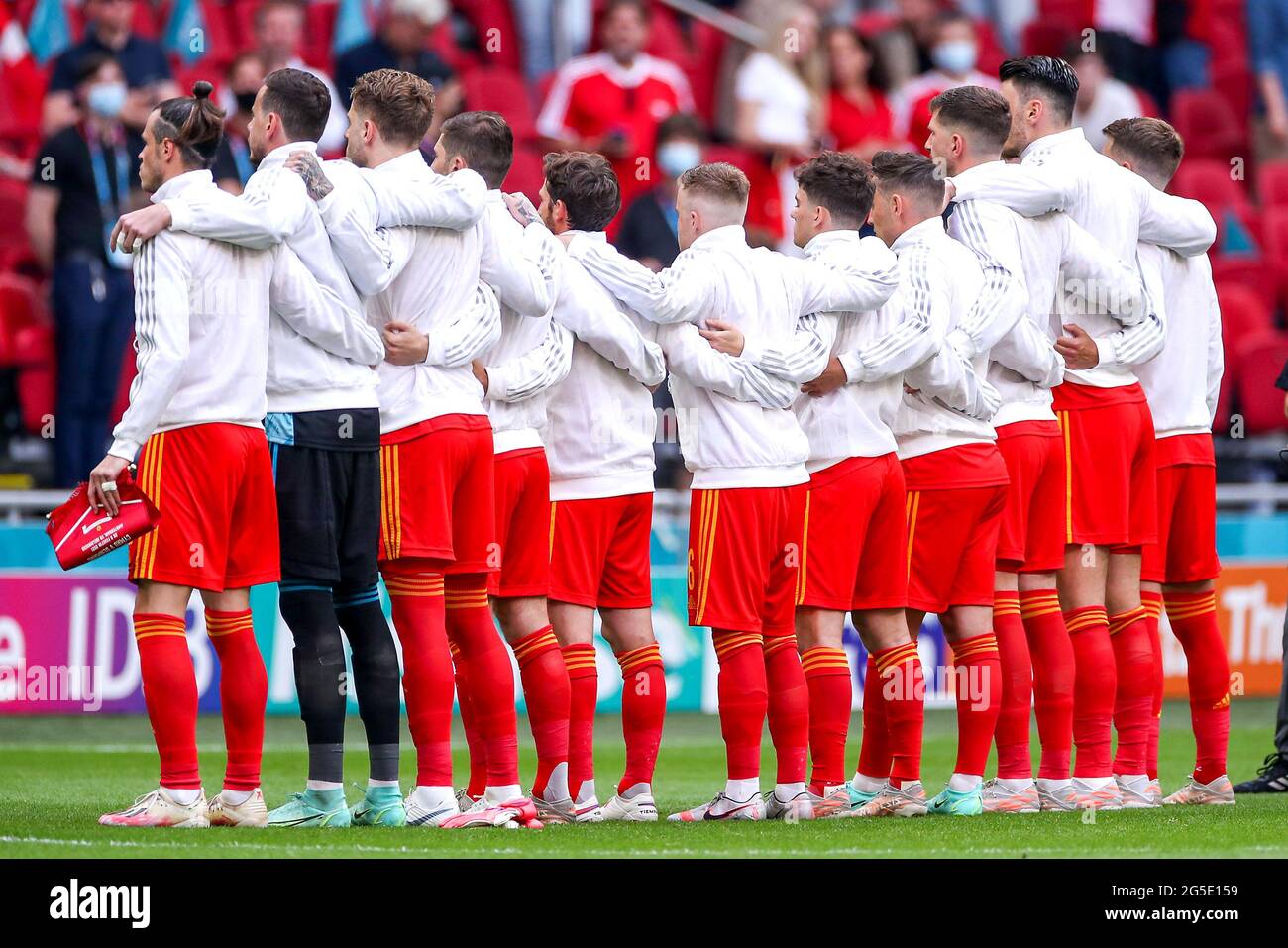 Das walisische Team unterschreibt die Nationalhymne vor dem Start während der UEFA Euro 2020-Runde des Spiels 16 in der Johan Cruijff Arena in Amsterdam, Niederlande. Bilddatum: Samstag, 26. Juni 2021. Stockfoto
