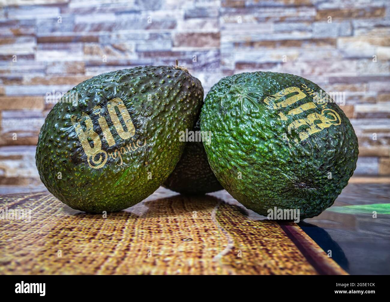 Nahaufnahme Detailfoto mit zwei Avocado frischen Bio-Früchten auf dem Küchentisch Stockfoto