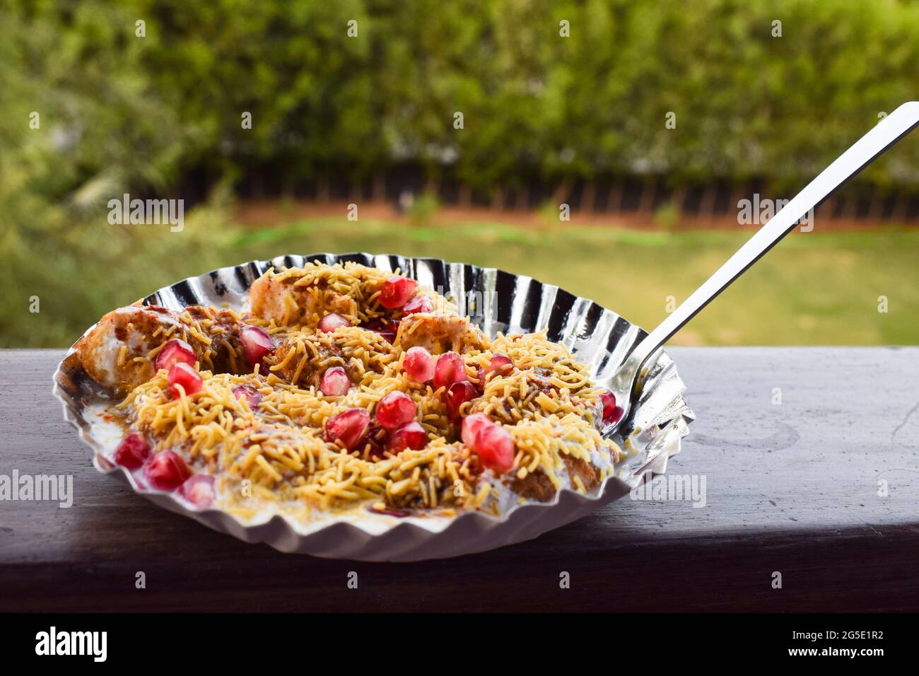 Dahi bhalla bhel Chaat garniert mit sev, Granatapfelkernen, Chaat Masala mit süßen und sauren Saucen. Indische Chaat hausgemachte Snacks in der Straße f serviert Stockfoto