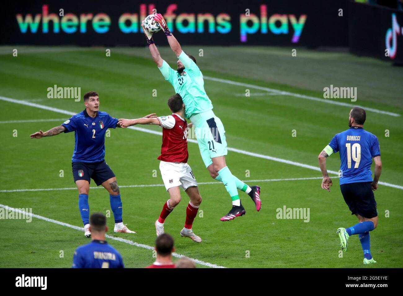 Italiens Torwart Gianluigi Donnarumma trifft auf den österreichischen Christoph Baumgartner, der während der UEFA Euro 2020-Runde des Spiels 16 im Wembley Stadium in London eine Rettung erspielt. Bilddatum: Samstag, 26. Juni 2021. Stockfoto