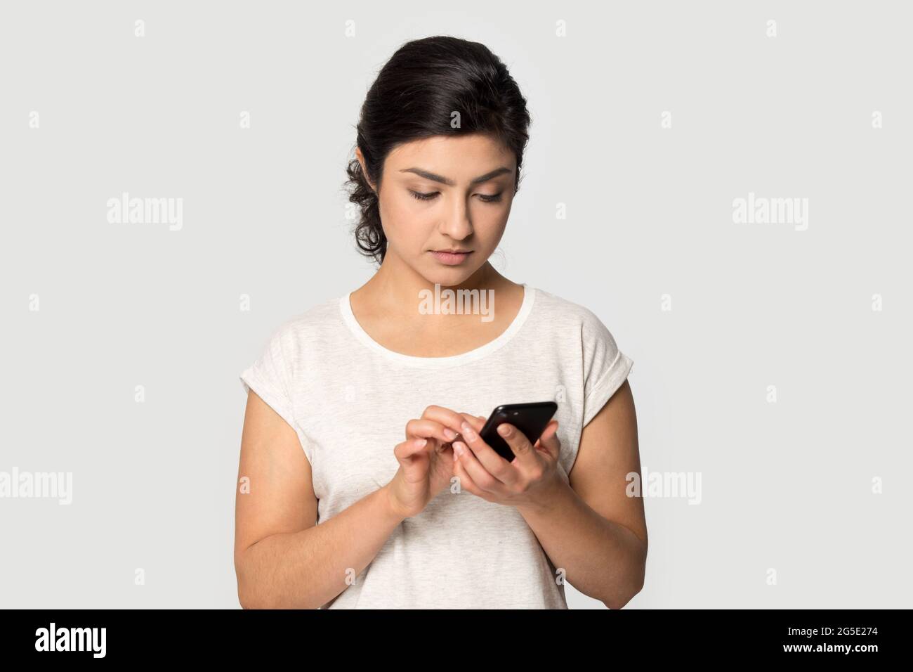 Indische Frau benutzt Handy, um im kabellosen Internet zu surfen Stockfoto