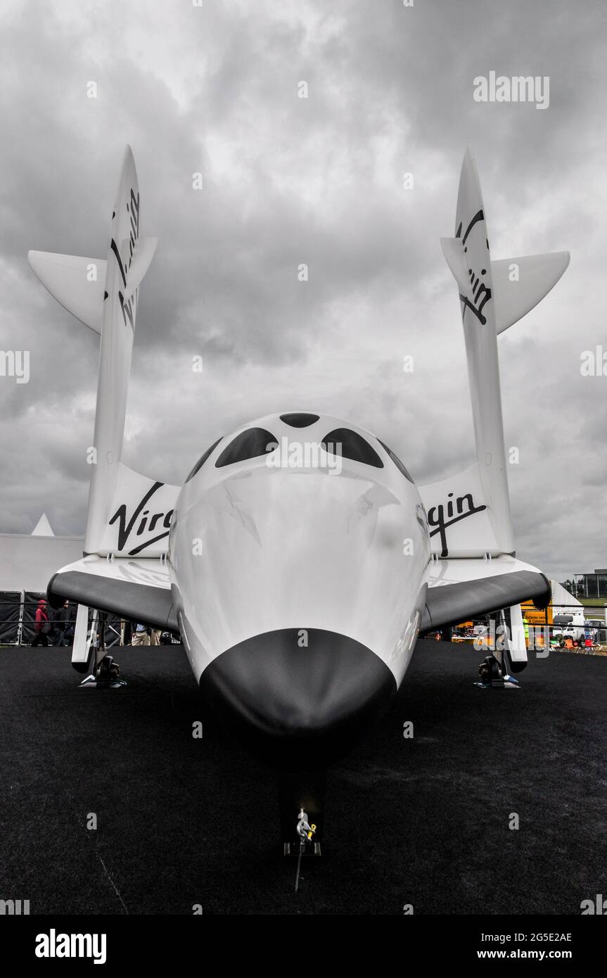 VSS Enterprise, erste SpaceShipTwo (SS2) Raumflugmaschine, gebaut von Scaled Composites für Virgin Galactic. Ausstellung auf der Farnborough International Airshow 2012 Stockfoto