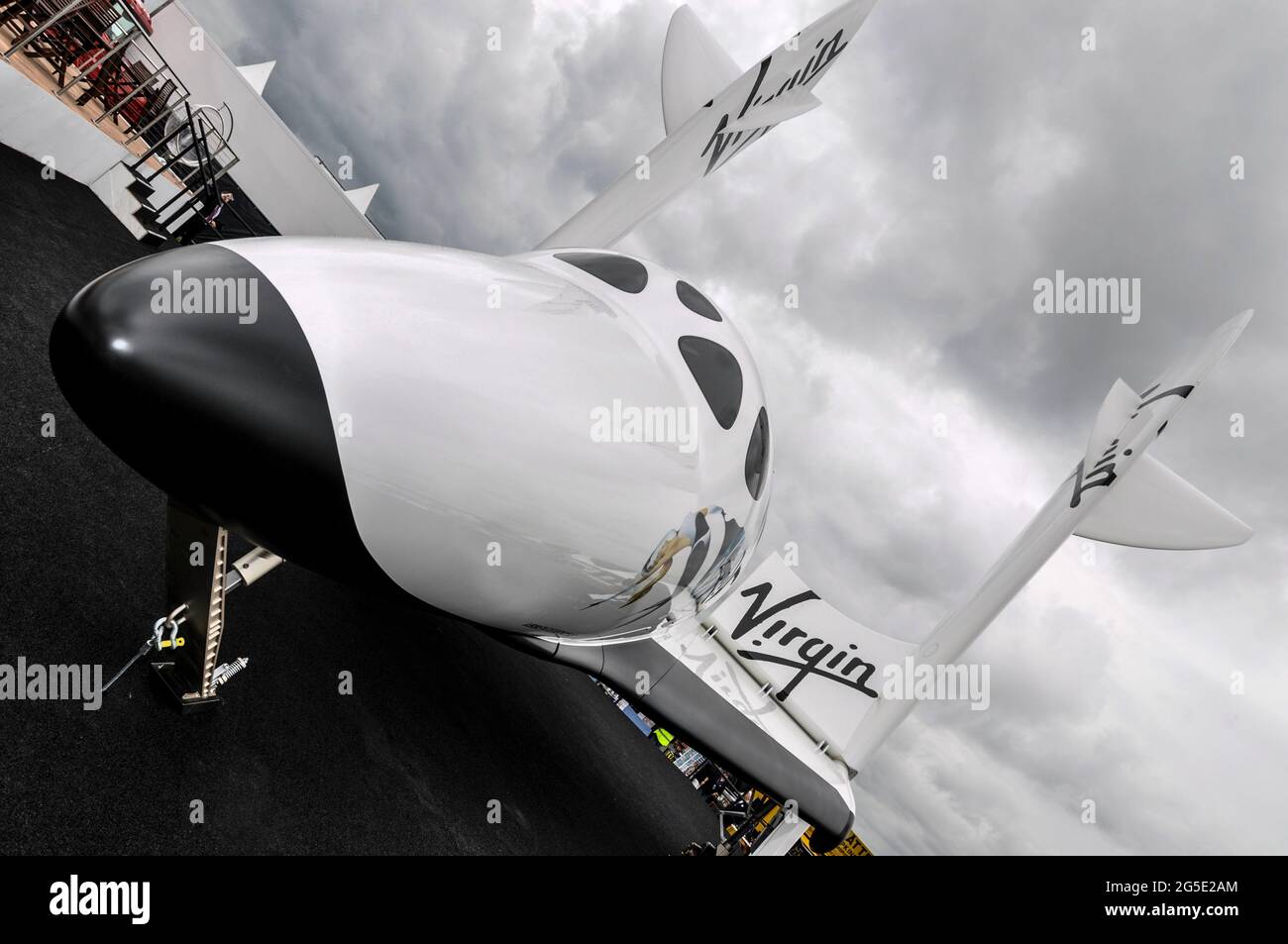 VSS Enterprise, erste SpaceShipTwo (SS2) Raumflugmaschine, gebaut von Scaled Composites für Virgin Galactic. Ausstellung auf der Farnborough International Airshow 2012 Stockfoto