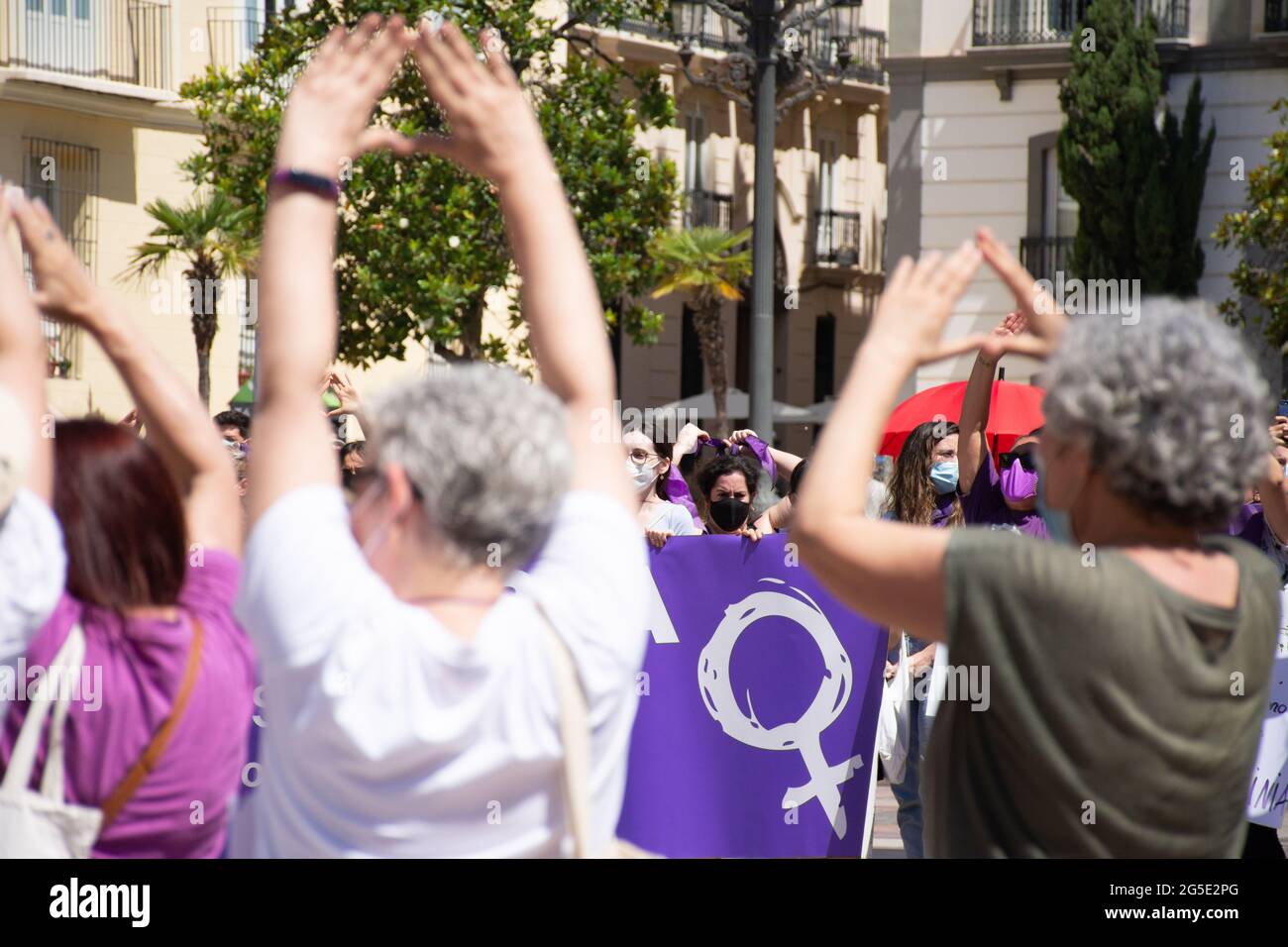 Valencia Spanien. 26. Juni 2021 - Banner mit dem weiblichen Symbol bei einer Demonstration zur Verteidigung der Rechte der Frauen Stockfoto