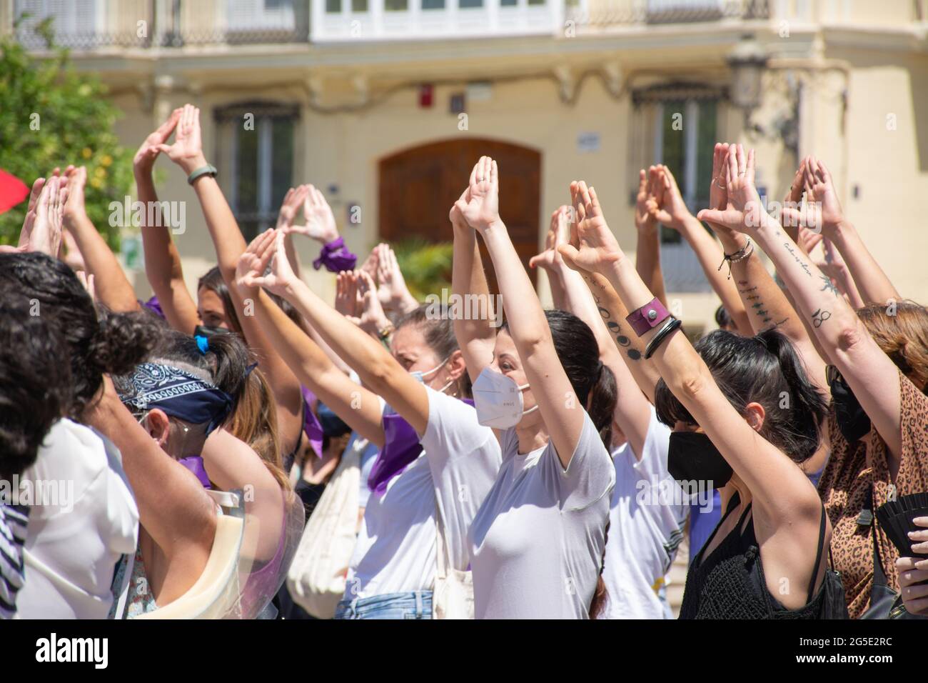 Valencia Spanien. 26. Juni 2021 - EINE Gruppe von Frauen, die mit ihren Händen ein feministisches Symbol bilden, in einer Manifestation zur Verteidigung der Gleichheit und des Frauenrechts Stockfoto