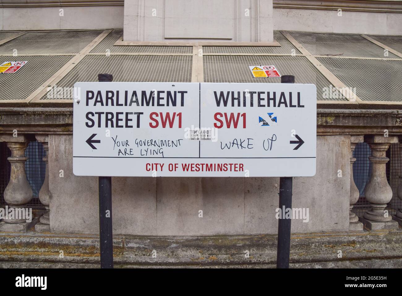 London, Großbritannien. Juni 2021. Graffiti auf dem Whitehall und Parliament Street Schild. Anti-Sperren- und Anti-Impfdemonstranten versammelten sich erneut im Zentrum von London, um gegen weitere Sperren, Masken und Impfpässe zu protestieren. (Kredit: Vuk Valcic / Alamy Live News) Stockfoto