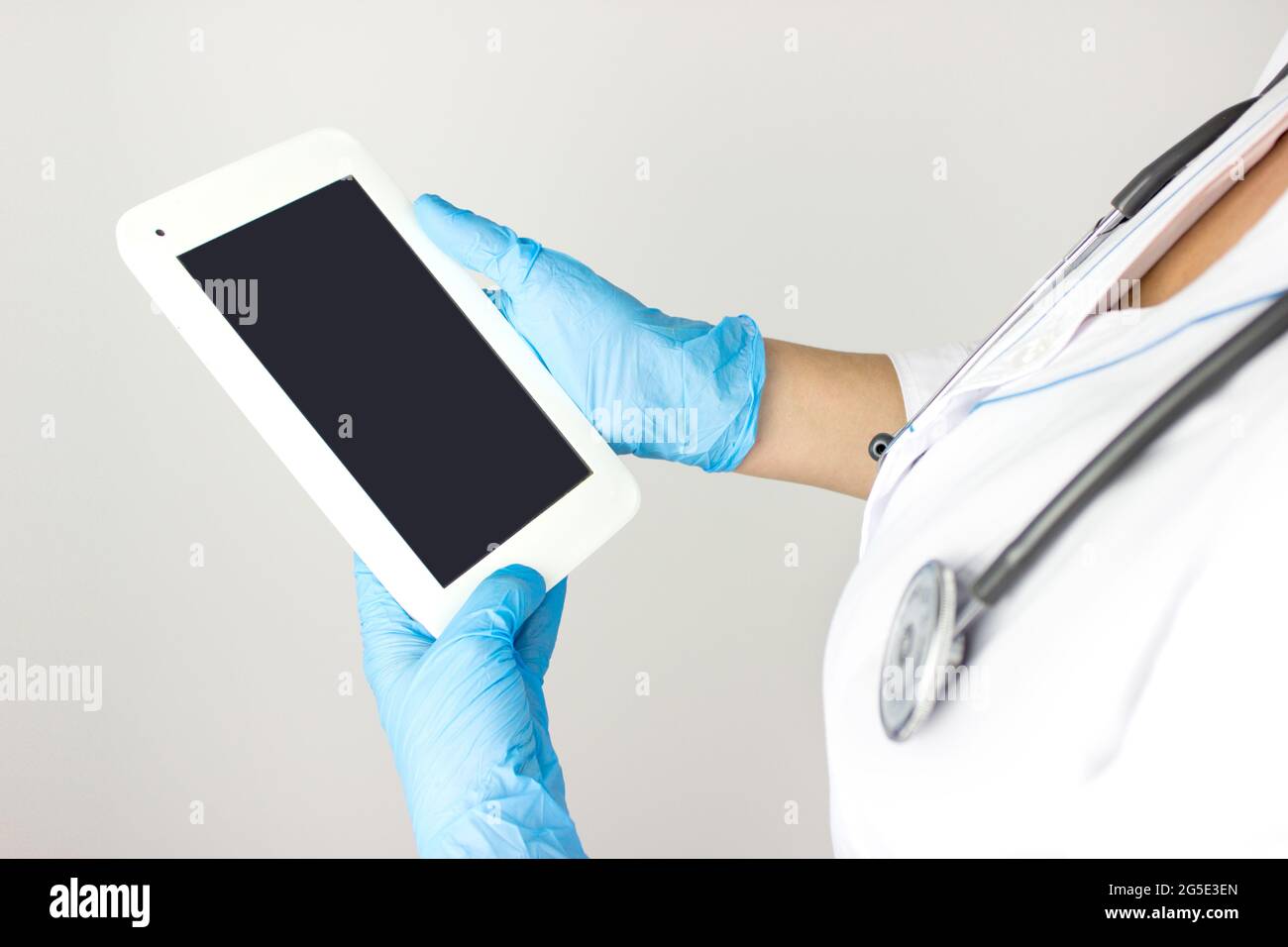 Medizintechnikkonzept. Arzt mit digitaler Tablette, moderne Technologie in der Medizin. Medizinische Software auf Tablet-PCs und Geräten im Gesundheitswesen Medizinische Netzw Stockfoto