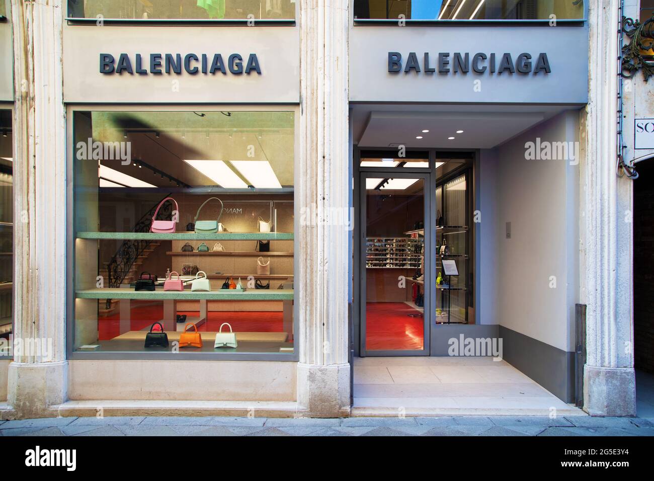 Balenciaga Fenster in Venedig, Italien Stockfotografie - Alamy