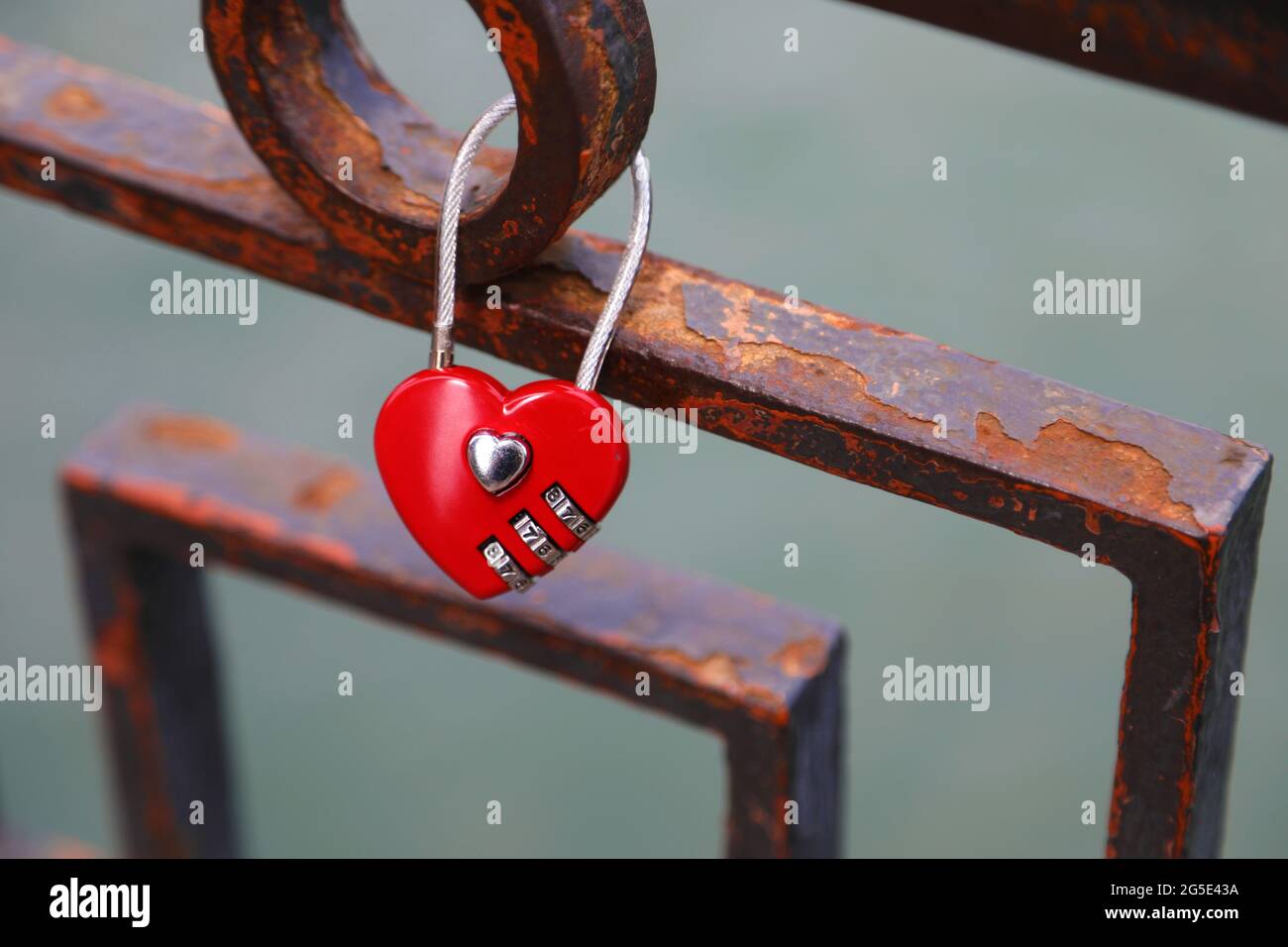 Herzförmiges rotes Schloss, das von Liebenden auf einer Brücke in Venedig hinterlassen wurde Stockfoto