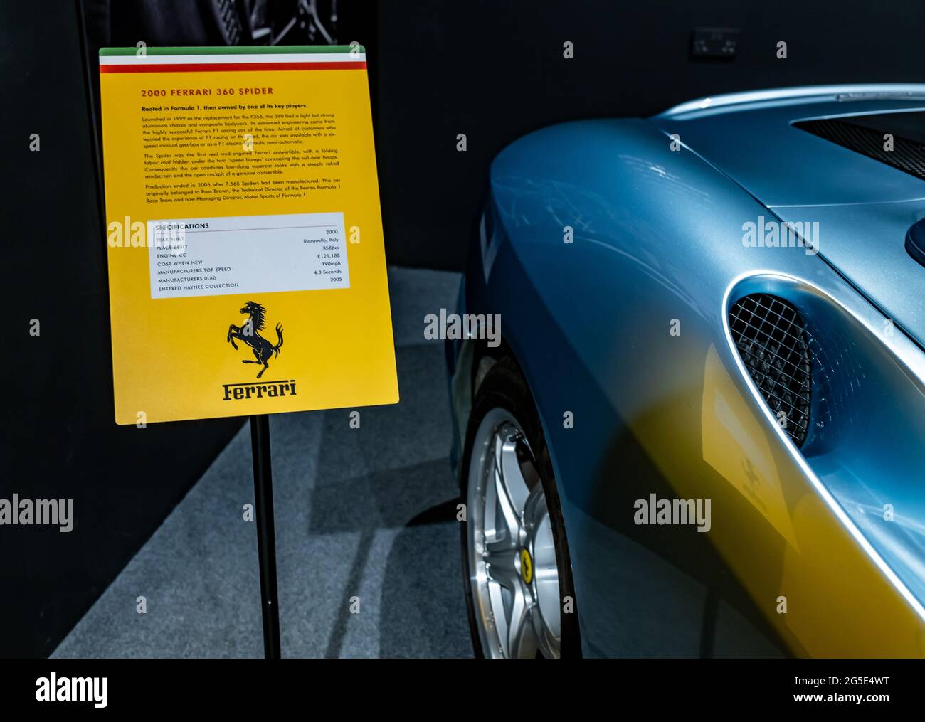 Yeovil, Somerset, Großbritannien – Juni 18 2021. Sportwageninformationskarte Ferrari 360 Spider neben einem Ferrari 360 Spider auf der öffentlichen Ausstellung Stockfoto