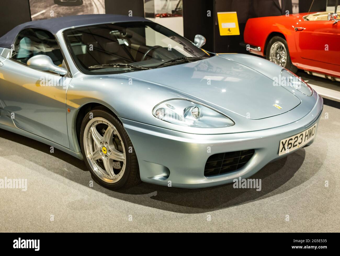 Yeovil, Somerset, Großbritannien – Juni 18 2021. Das vordere Ende eines silbernen Sportwagens Ferrari Spider 360 Stockfoto