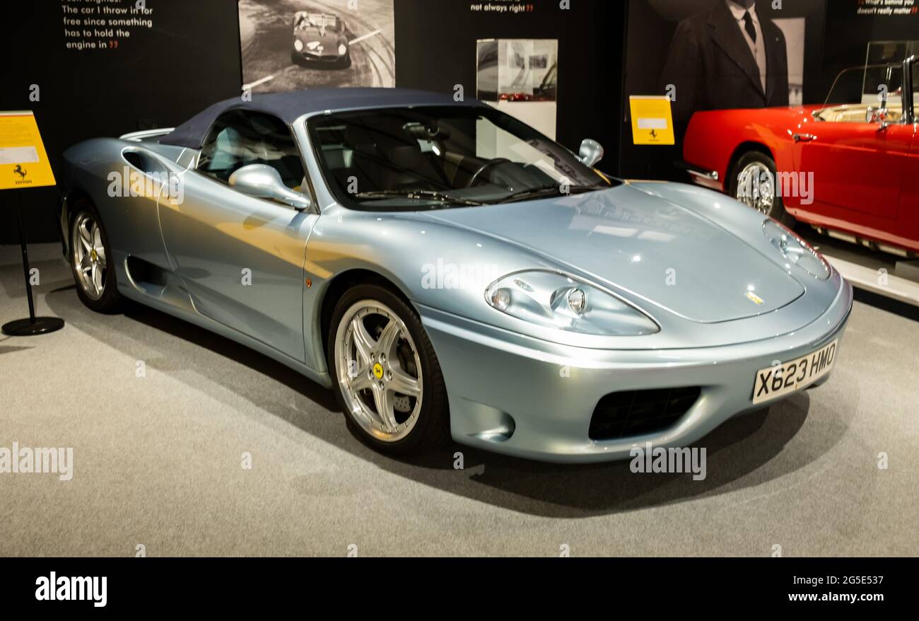 Yeovil, Somerset, Großbritannien – Juni 18 2021. Das vordere Ende eines silbernen Sportwagens Ferrari Spider 360 Stockfoto