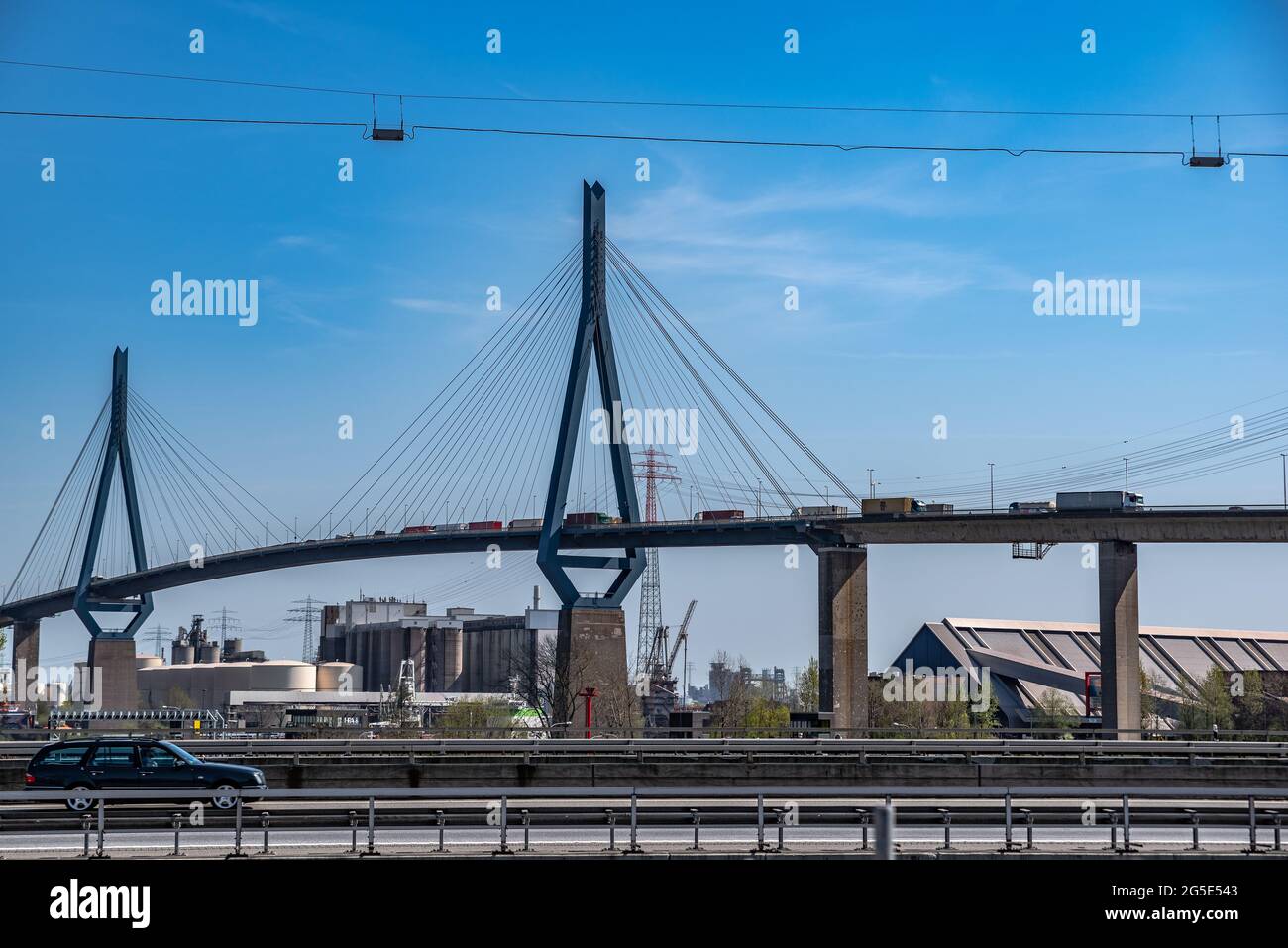 Blick auf die Hamburger Köhlbrandbrücke Stockfoto