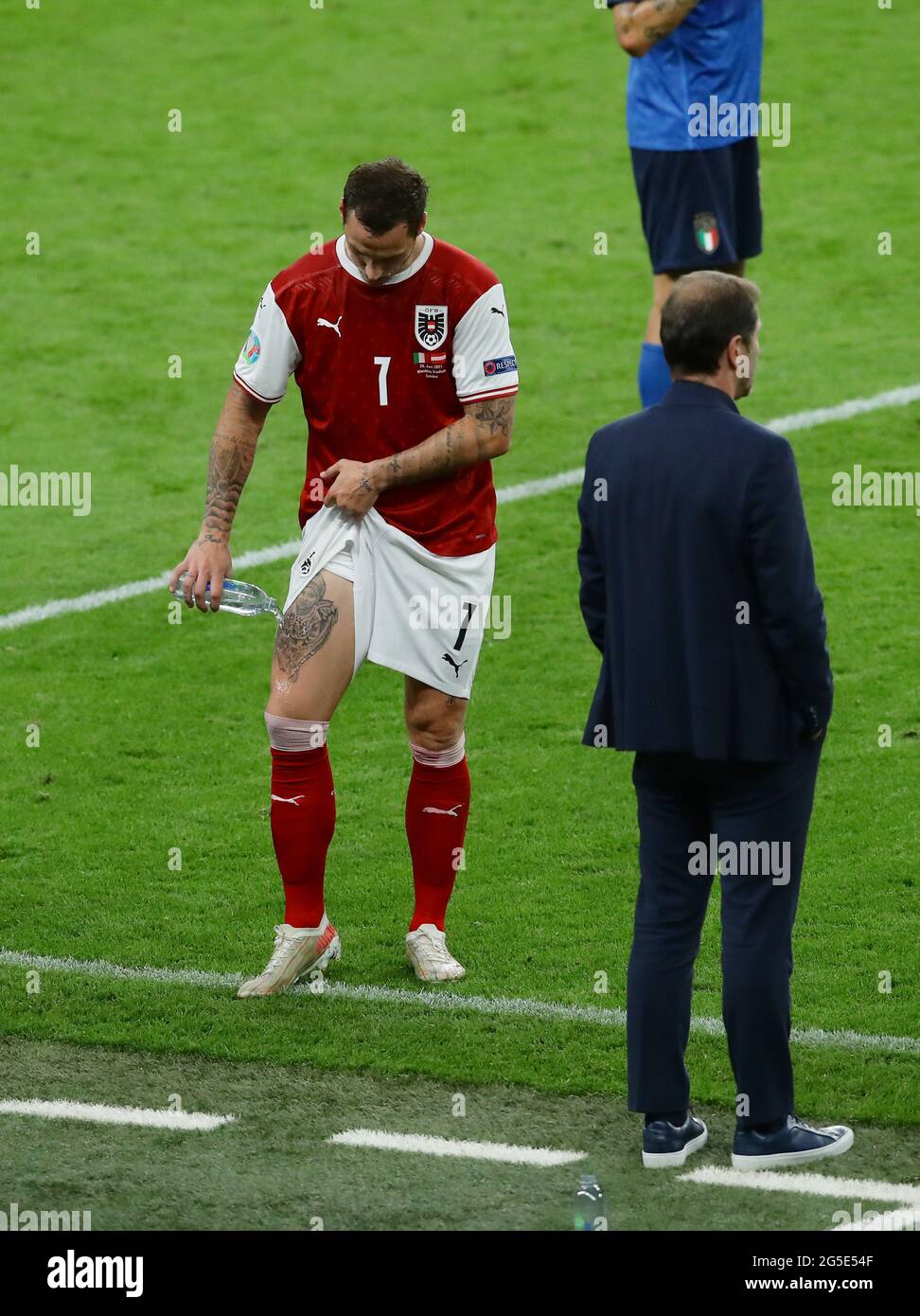 London, England, 26. Juni 2021. Marko Arnautovic aus Österreich kühlt sich während des UEFA-Europameisterschaftsspiels im Wembley-Stadion in London den Oberschenkel ab. Bildnachweis sollte lauten: David Klein / Sportimage Stockfoto