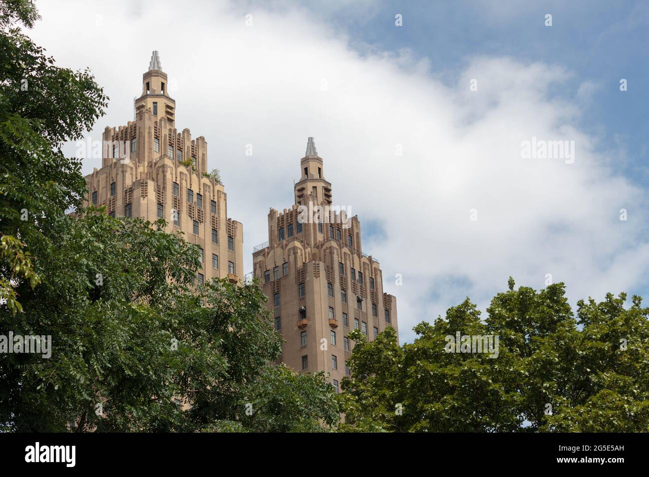 Oben auf dem San Remo Gebäude am 145 Central Park West gegen den Himmel mit Laub, ein historisches Wohngebäude in Manhattan, New York City b Stockfoto