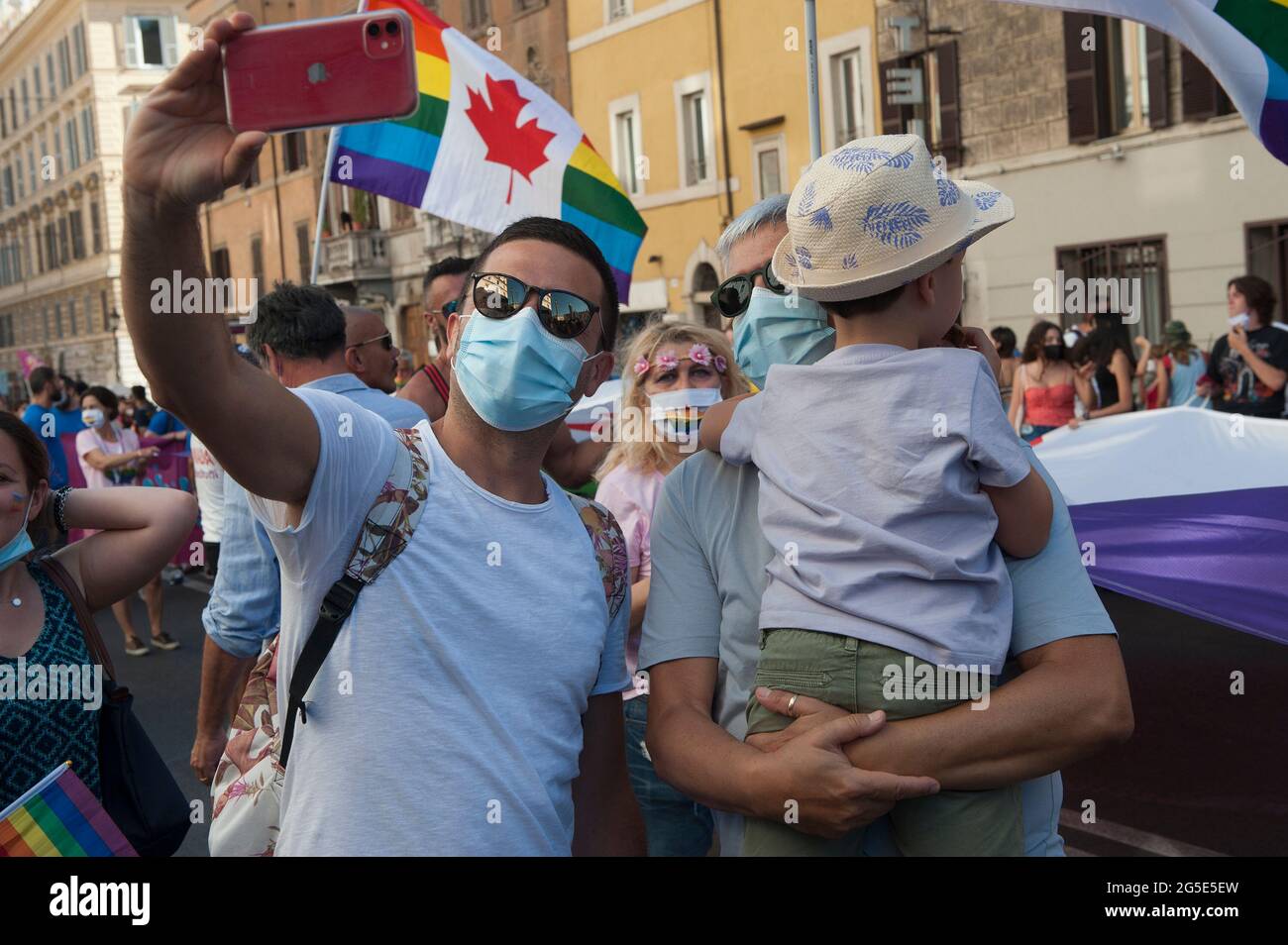 Rom, Italien. Juni 2021. 26. JUNI: Menschen nehmen am 26. Juni 2021 in Rom, Italien, an der Rom Pride Parade für LGBTQ-Rechte Teil. Kredit: Unabhängige Fotoagentur/Alamy Live Nachrichten Stockfoto