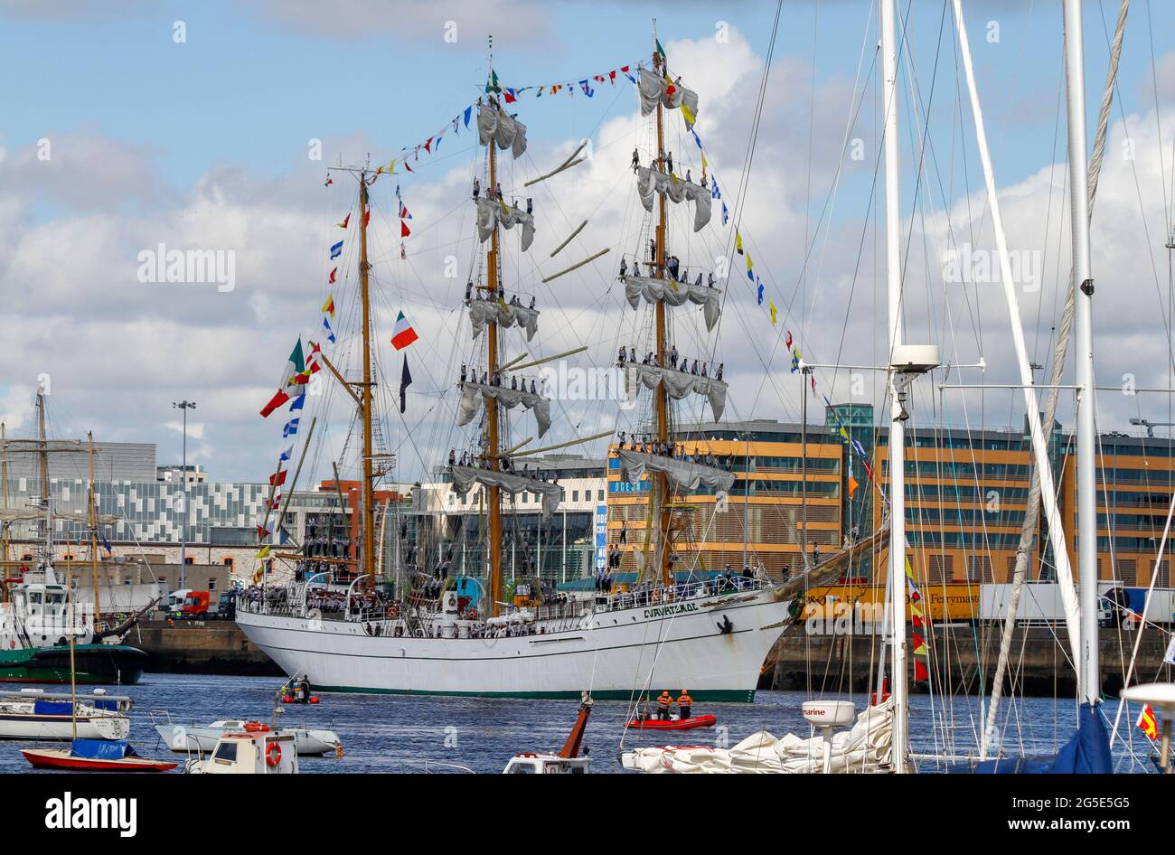 Tall Ship 'Cuauhtémoc' oder 'Cvavatemoc', traditionelles Segelschiff der mexikanischen Marine, mit Seglern auf Masten. Tall Ships Festival, Flottille auf dem Fluss Liffey Stockfoto