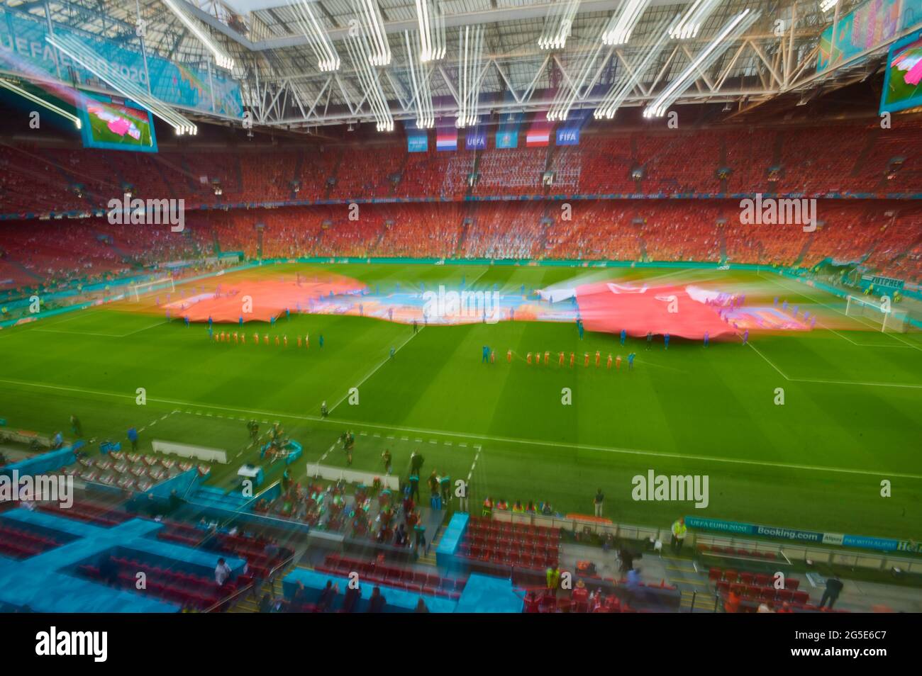 AMSTERDAM, NIEDERLANDE - 17. JUNI 2021: Motion photo der Eröffnungsfeier DER EURO 2020 in der Johan Cruijff Arena (Amsterdam Arena). Das Fußballspiel Österreich V Stockfoto
