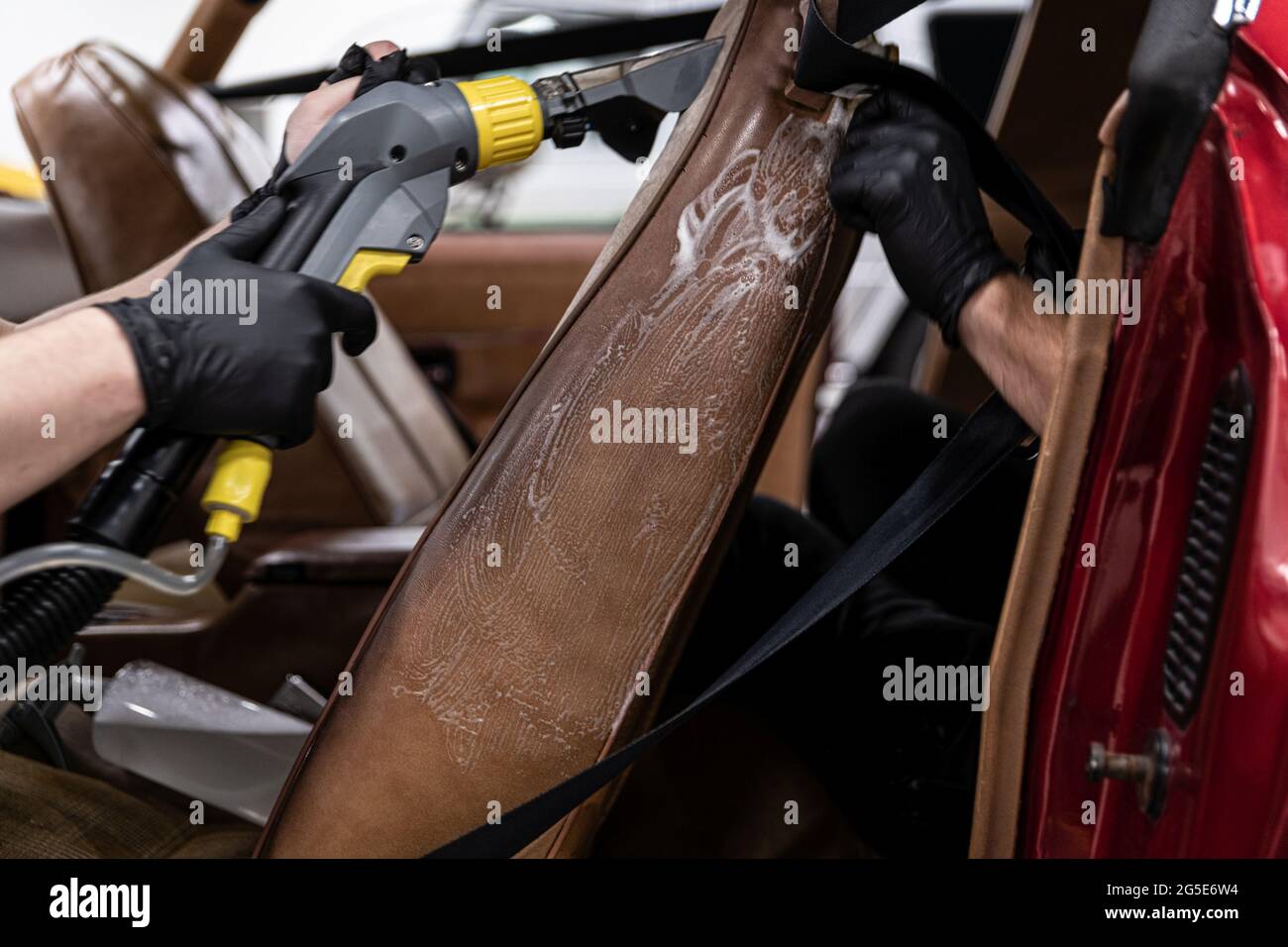 Auto detailliert Studio-Mitarbeiter waschen Auto Innenpolsterung Stockfoto