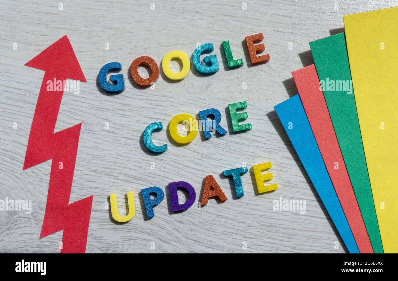 Google Core Update Text mit bunten Buchstaben und einem Pfeil Stockfoto
