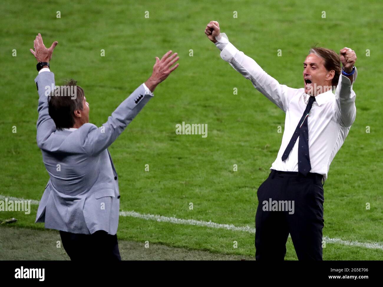 Italien-Manager Roberto Mancini (rechts) feiert am Ende der UEFA Euro 2020 Runde von 16 Spiel im Wembley Stadium, London. Bilddatum: Samstag, 26. Juni 2021. Stockfoto