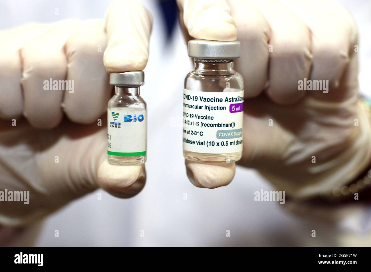 Covid-19 AstraZeneca-Impfstofffläschchen mit einer Dosis von Sinopharm COVID-19-Impfstoffflaschen, zwei international verwendete Impfstoffe Stockfoto