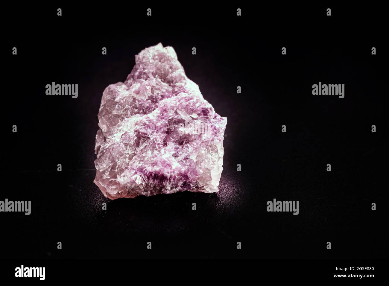 Lepidoliterz ist ein Mineral aus Phyllosilikaten. Es gehört zur Micas-Gruppe und ist eine sekundäre Lithiumquelle Stockfoto