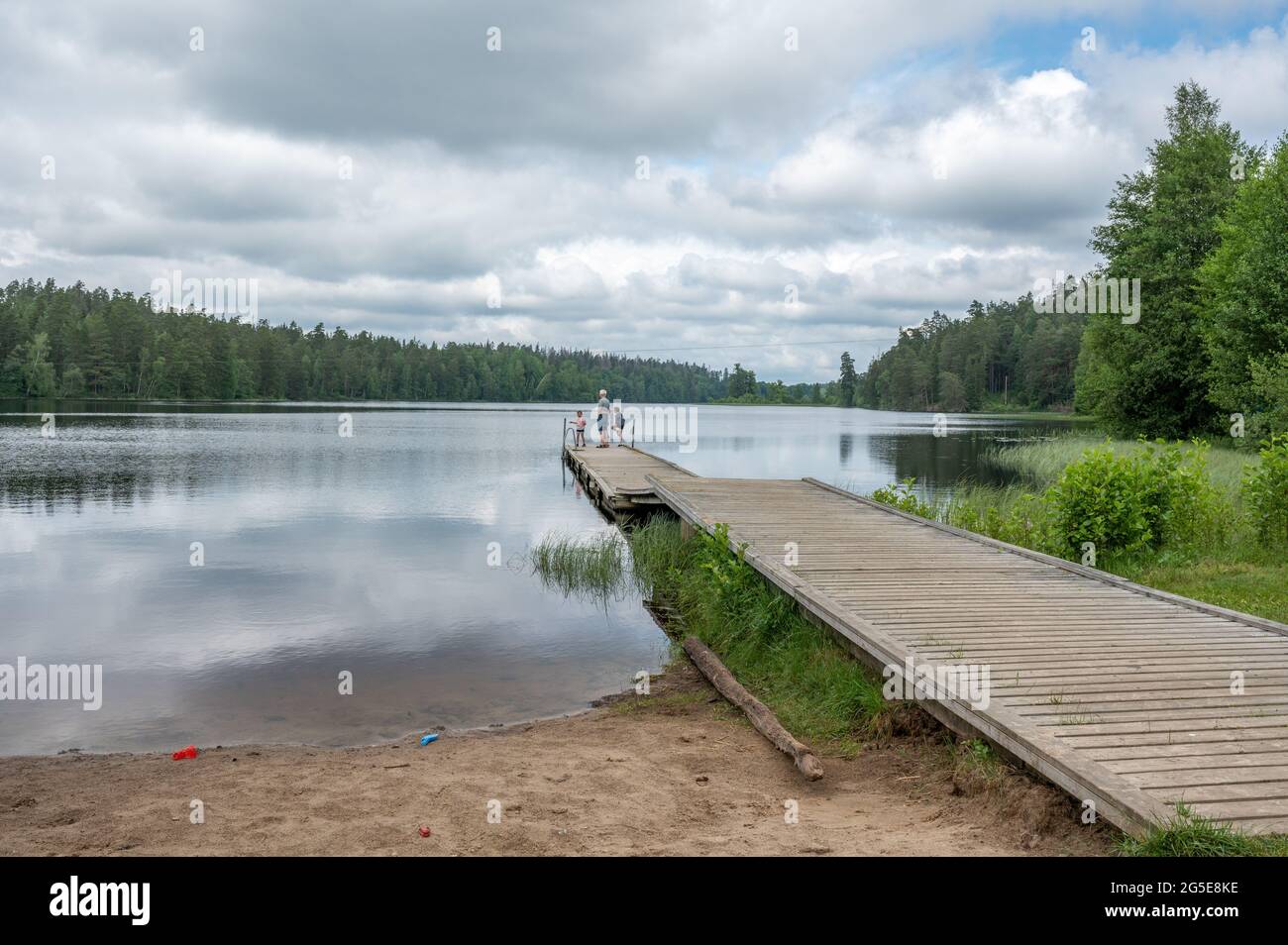 See Sörsjön auf dem Land außerhalb von Norrköping an einem bewölkten Sommertag in Schweden. Stockfoto