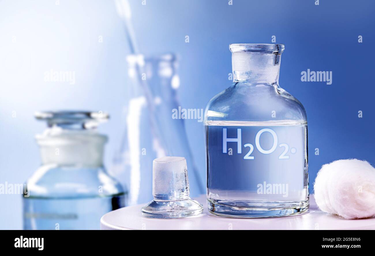 Reagenzflasche mit Glasstopfen, mit Wasserstoffperoxid im Inneren. Chemisches  Element H2 O2 im Labor Stockfotografie - Alamy