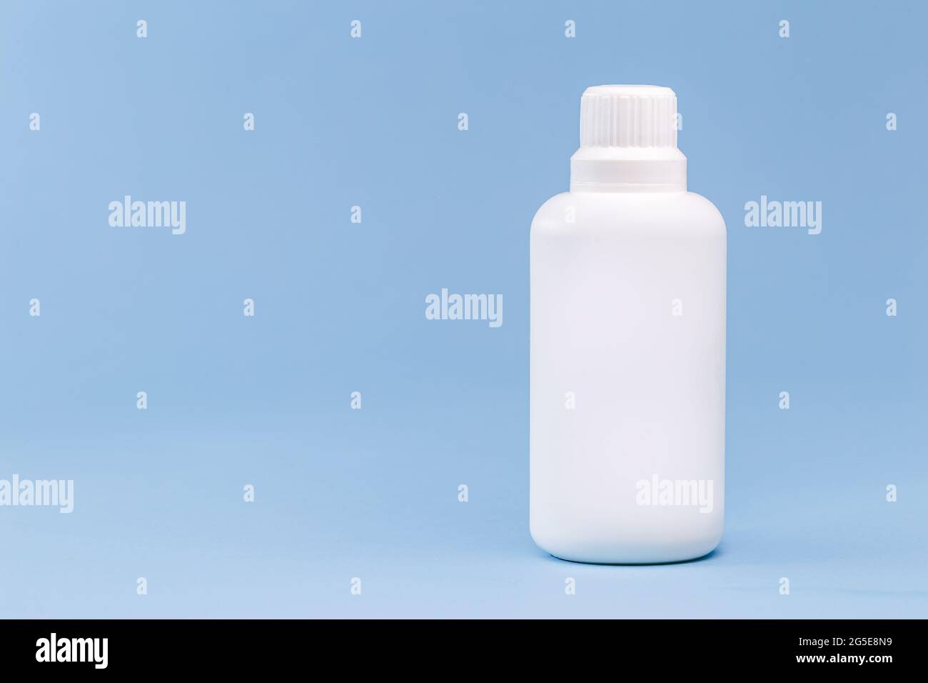 Plastikflasche für Wasserstoffperoxid, blauer Hintergrund, Medizinkonzept, mit Kopierraum Stockfoto