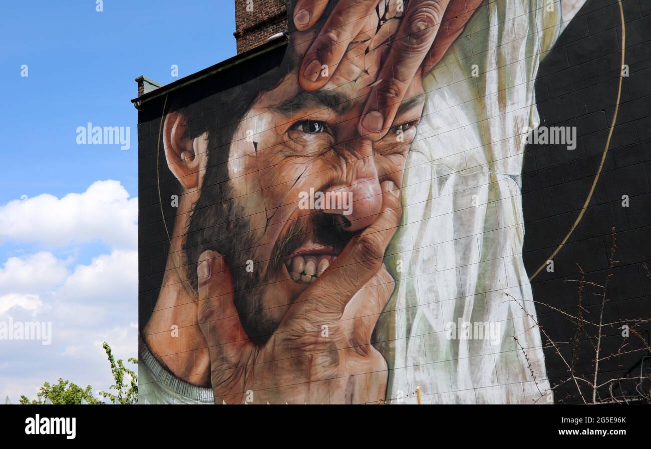 Street Art auf dem ehemaligen Bankgebäude in Nord- und Südwales am Great George Place in Liverpool, das heute ein Hochzeitsgeschäft ist Stockfoto