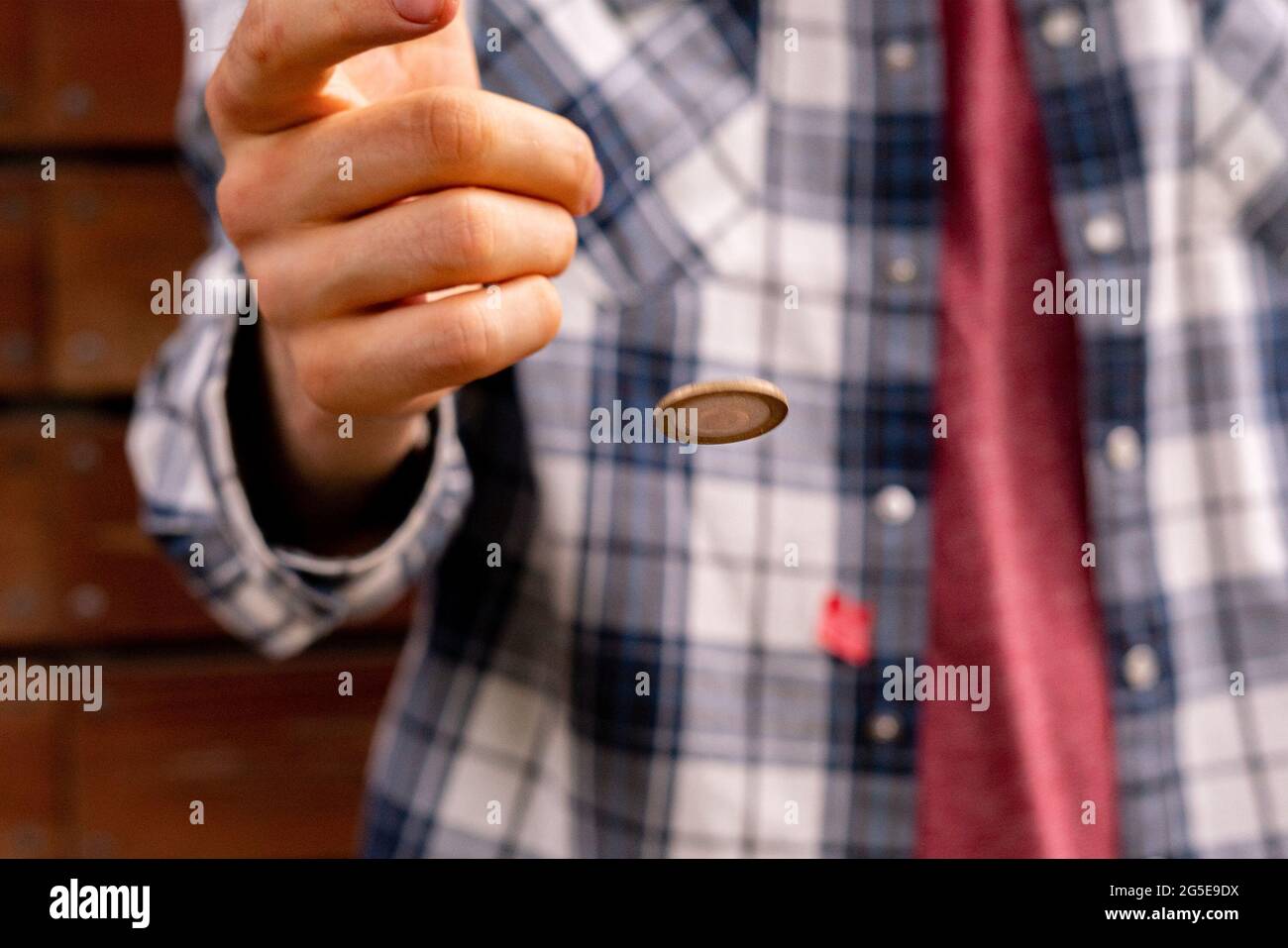 Nahaufnahme der Hand werfen Sie eine Münze, wahrscheinlich und Gewinnchancen Konzept, fünfzig Stockfoto