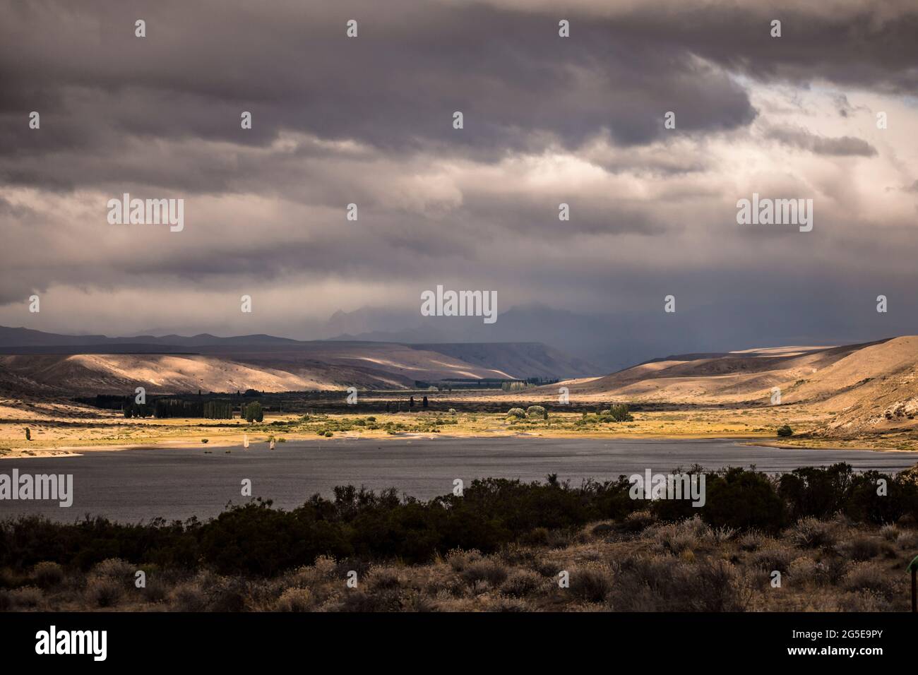 Offene Landschaft an einem stark bewölkten Tag im Limay River, Neuquén, Patagonien Argentinien. Stockfoto