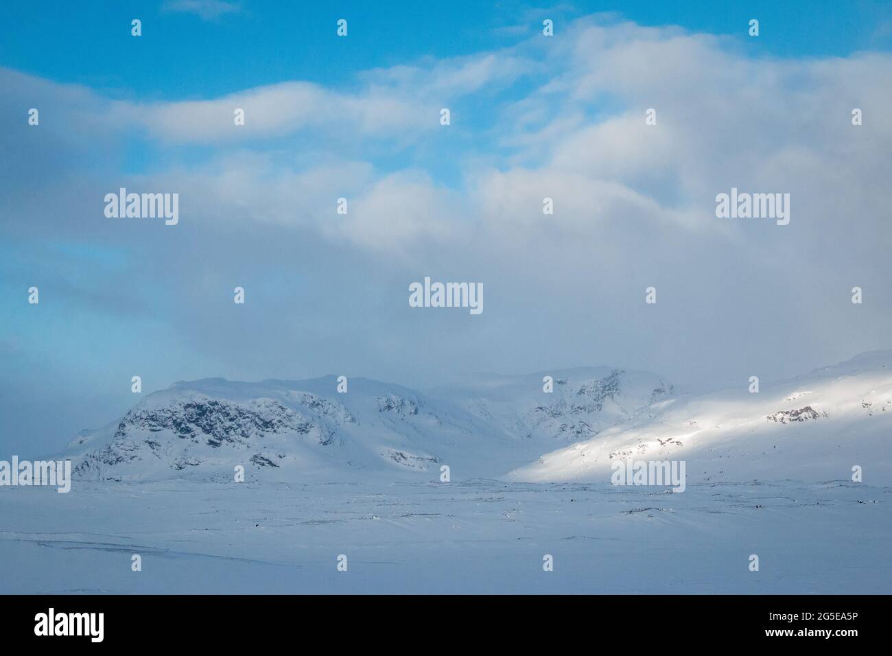 Berge rund um den Kungsleden Trail im April 2021 schneebedeckt, Lappland, Schweden Stockfoto