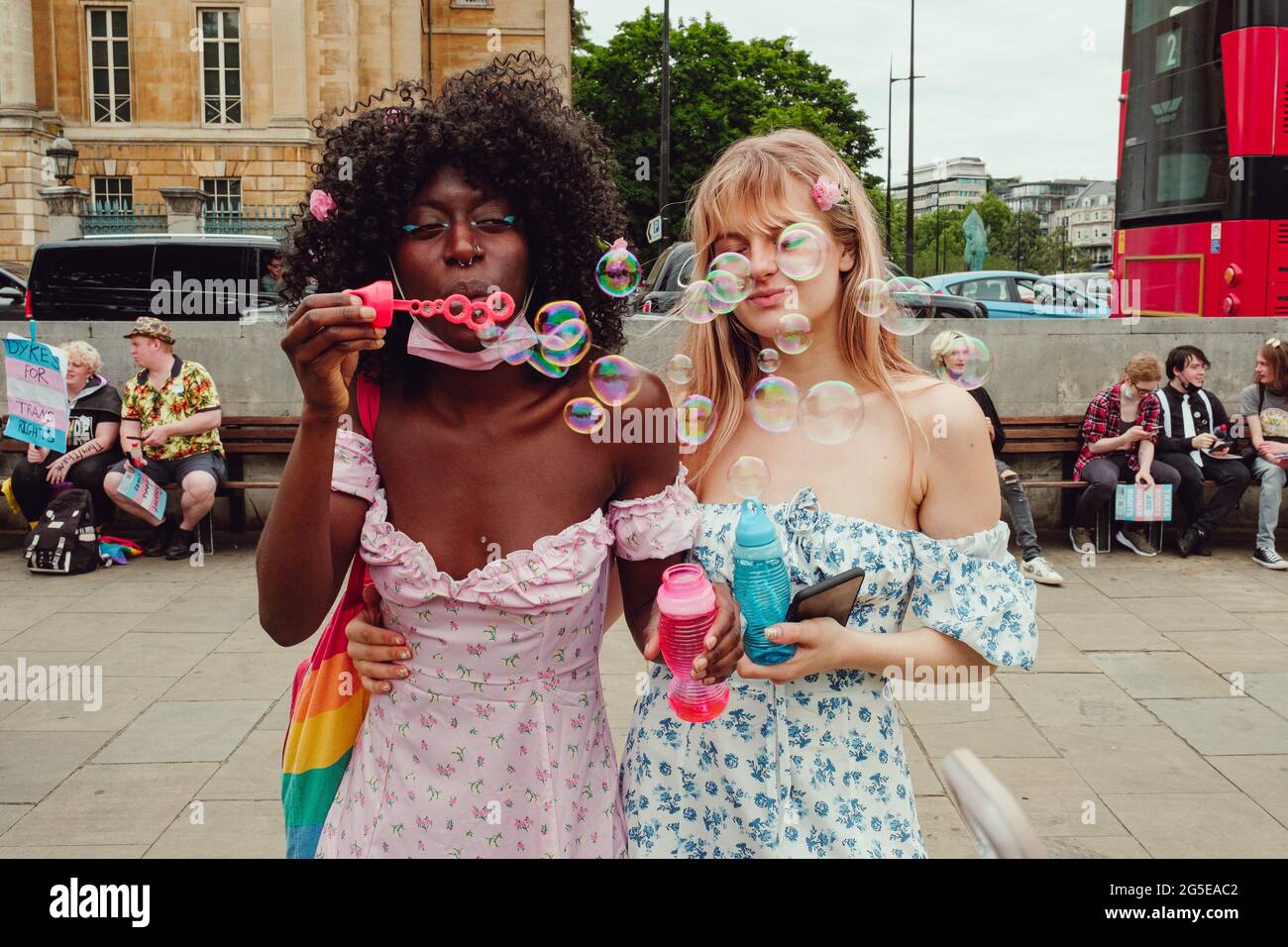 London, Großbritannien. Juni 2021. Tausende von Menschen versammelten sich zum Londoner Trans Pride, als sie von Wellington Arch zum Soho Square marschierten, wo mehrere Sprecher aus der Gemeinde anwesend waren. Quelle: Joao Daniel Pereira Stockfoto