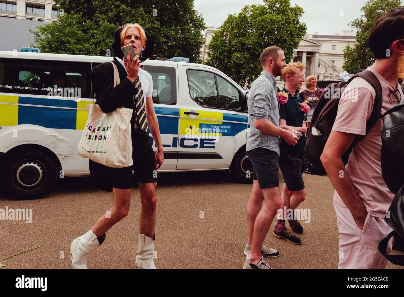 London, Großbritannien. Juni 2021. Tausende von Menschen versammelten sich zum Londoner Trans Pride, als sie von Wellington Arch zum Soho Square marschierten, wo mehrere Sprecher aus der Gemeinde anwesend waren. Quelle: Joao Daniel Pereira Stockfoto