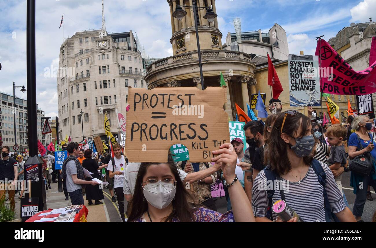 London, Großbritannien. Juni 2021. Ein Protestler hält auf der Regent Street ein Plakat mit dem Titel „Protest = Fortschritt“. Mehrere Proteste fanden in der Hauptstadt statt, als pro-Palästina, Black Lives Matter, Kill the Bill, Extinction Rebellion, Anti-Tory-Demonstranten und verschiedene andere Gruppen marschierten durch Central London. (Quelle: Vuk Valcic / Alamy Live News) Stockfoto