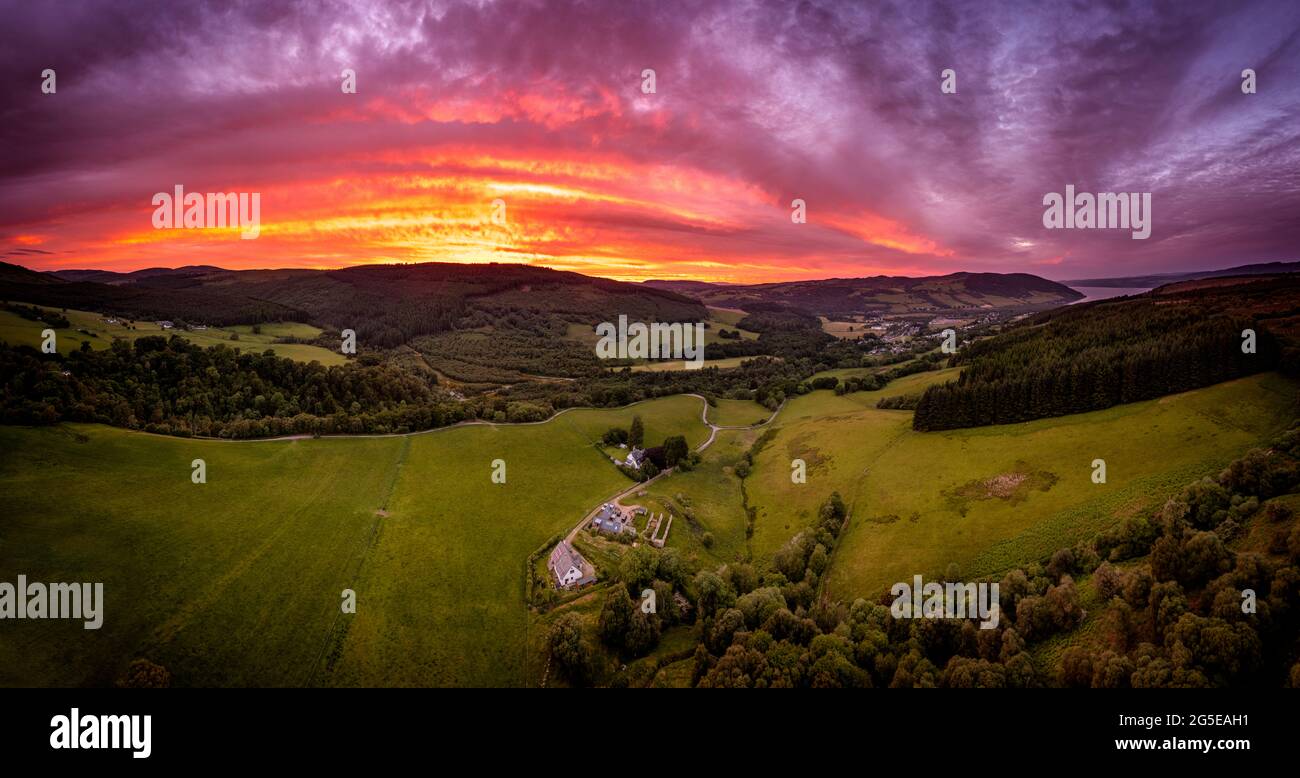 Sonnenuntergang Ende Juni über Clunemore und Drumnadrochit. Aufgenommen als  Multishot-Panorama (5 Aufnahmen in x 3 Reihen) mit einem DJI Mavic 2 Pro,  in Li genäht Stockfotografie - Alamy