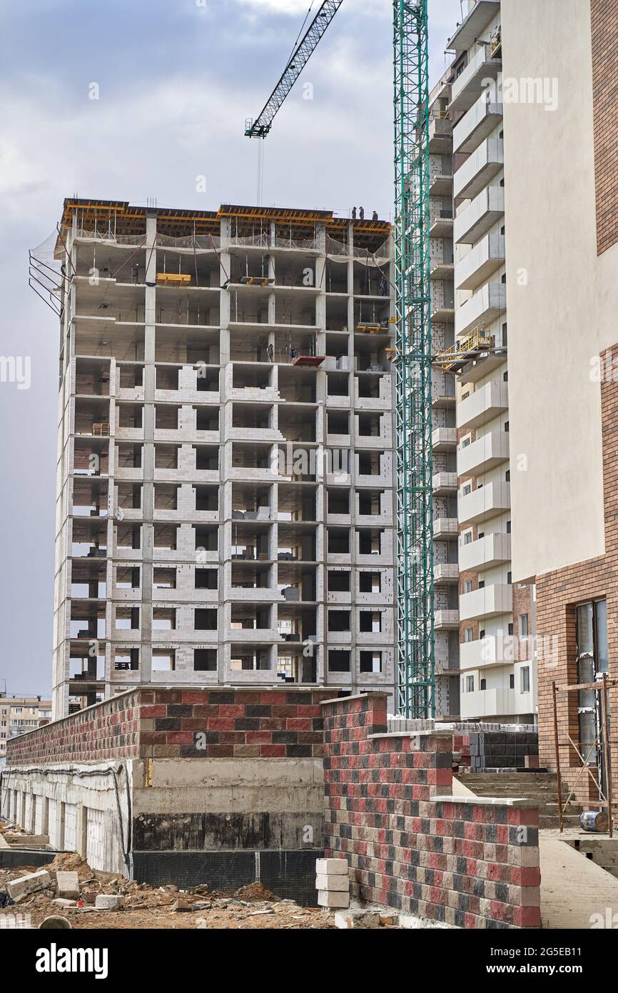 Baustelle. Hochhaus im Bau. Bau eines Hochhauses Stockfoto