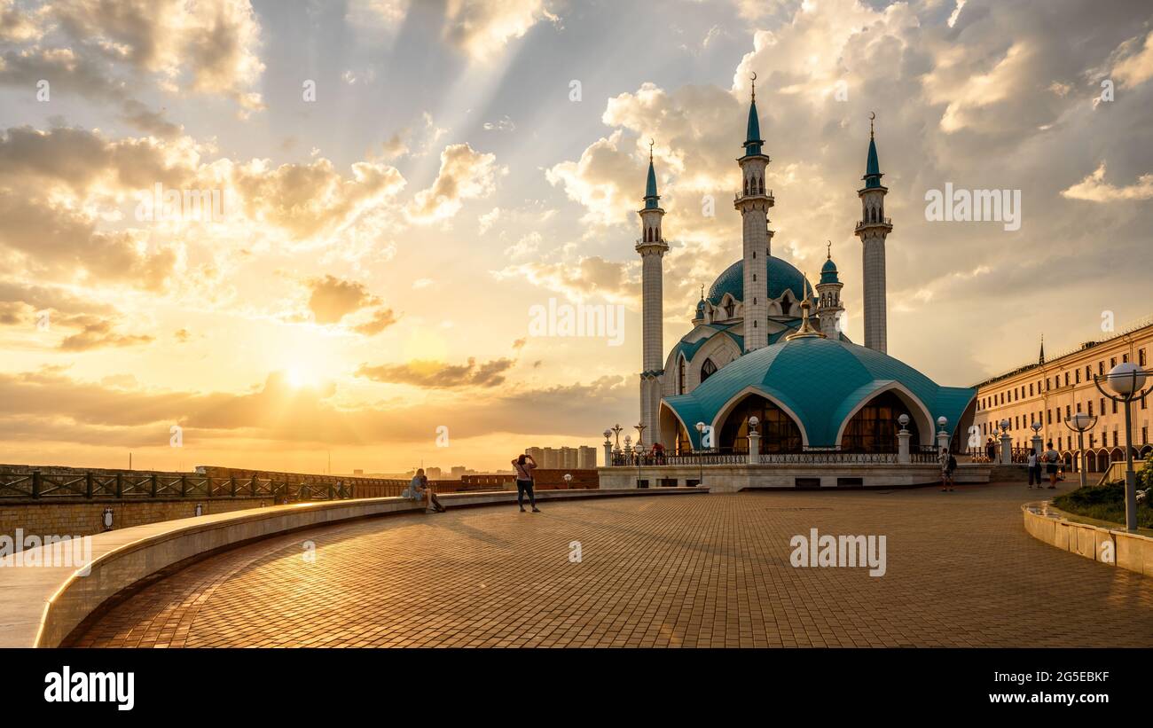 Kasan Kreml bei Sonnenuntergang, Tatarstan, Russland. Sonniges Panorama der Kul Sharif Moschee, Wahrzeichen von Kazan. Berühmte Touristenattraktion, islamische Architektur in Stockfoto