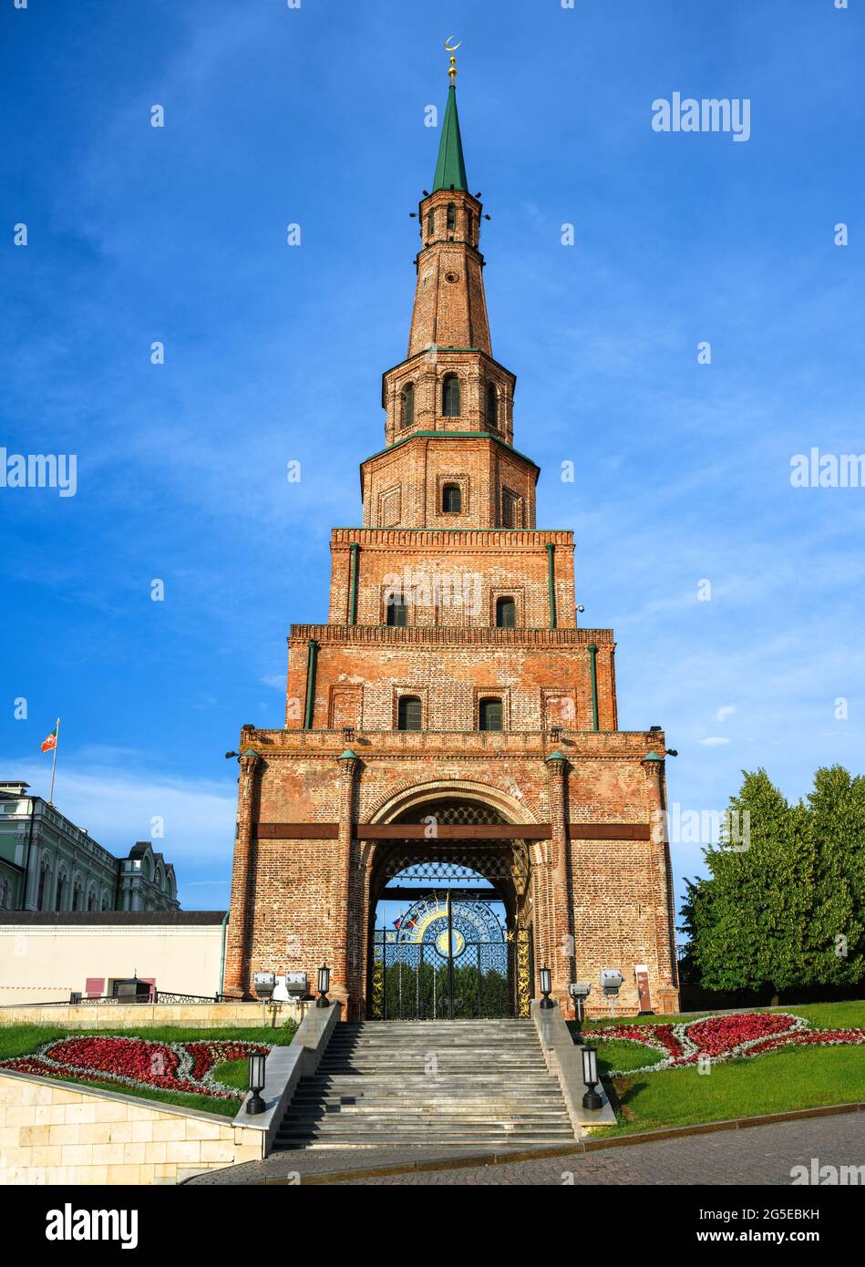 Suyumbike Tower in Kasan Kreml, Tatarstan, Russland. Dieses schiefe Gebäude ist eine berühmte Touristenattraktion von Kazan. Vertikale Ansicht des alten Wahrzeichens und der RE Stockfoto