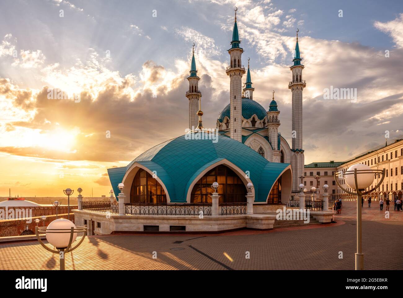 Kasan Kreml bei Sonnenuntergang, Tatarstan, Russland. Sonniger Blick auf die Kul Sharif Moschee, großes Wahrzeichen von Kazan. Berühmte Touristenattraktion, islamische Architektur Stockfoto