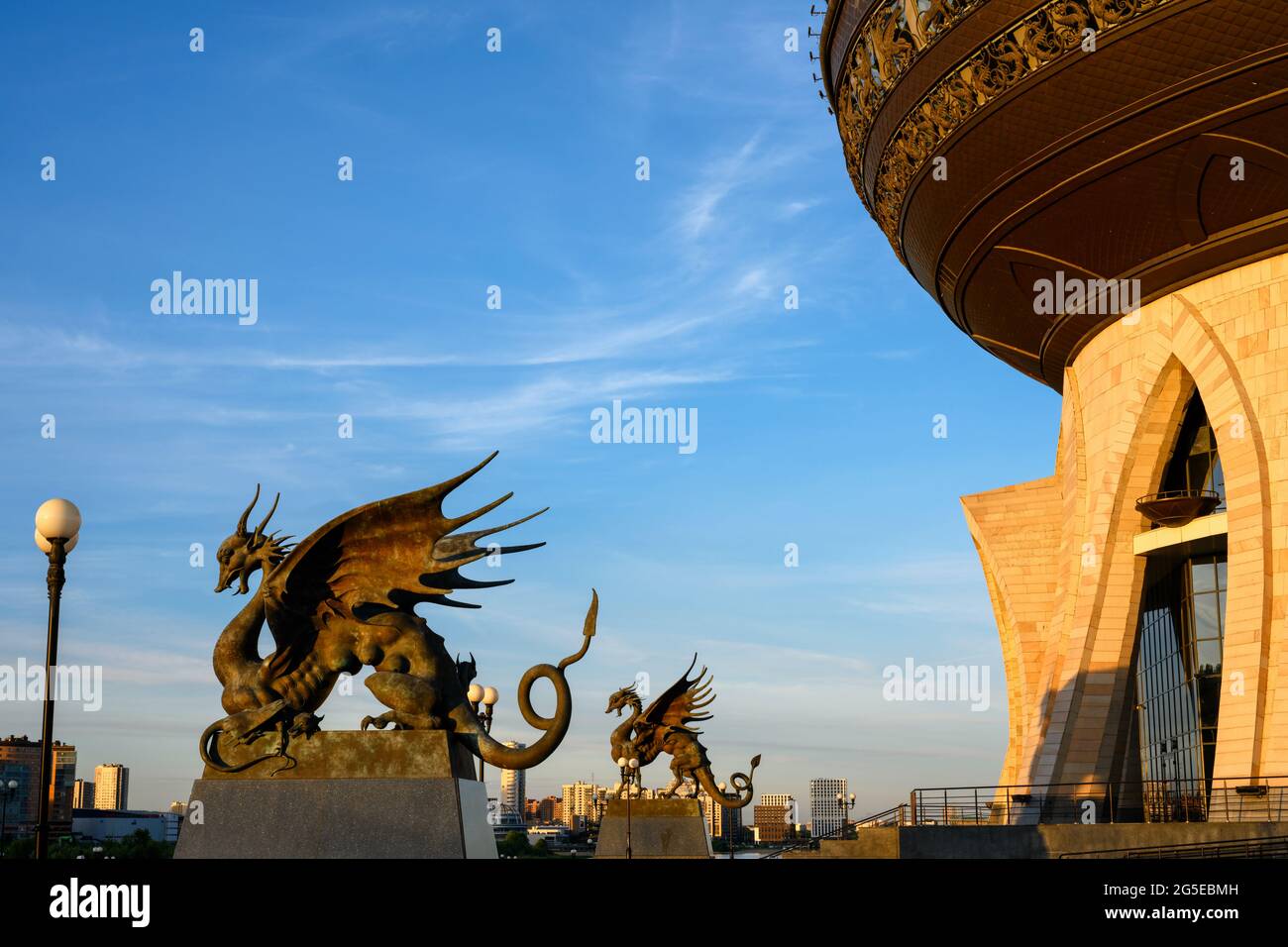 Kasan, Russland - 18. Juni 2021: Familienzentrum und Hochzeitspalast in Kasan, Tatarstan. Ansicht der Statuen des Drachen Zilant, offizielles Symbol von Kasan. Dies Stockfoto