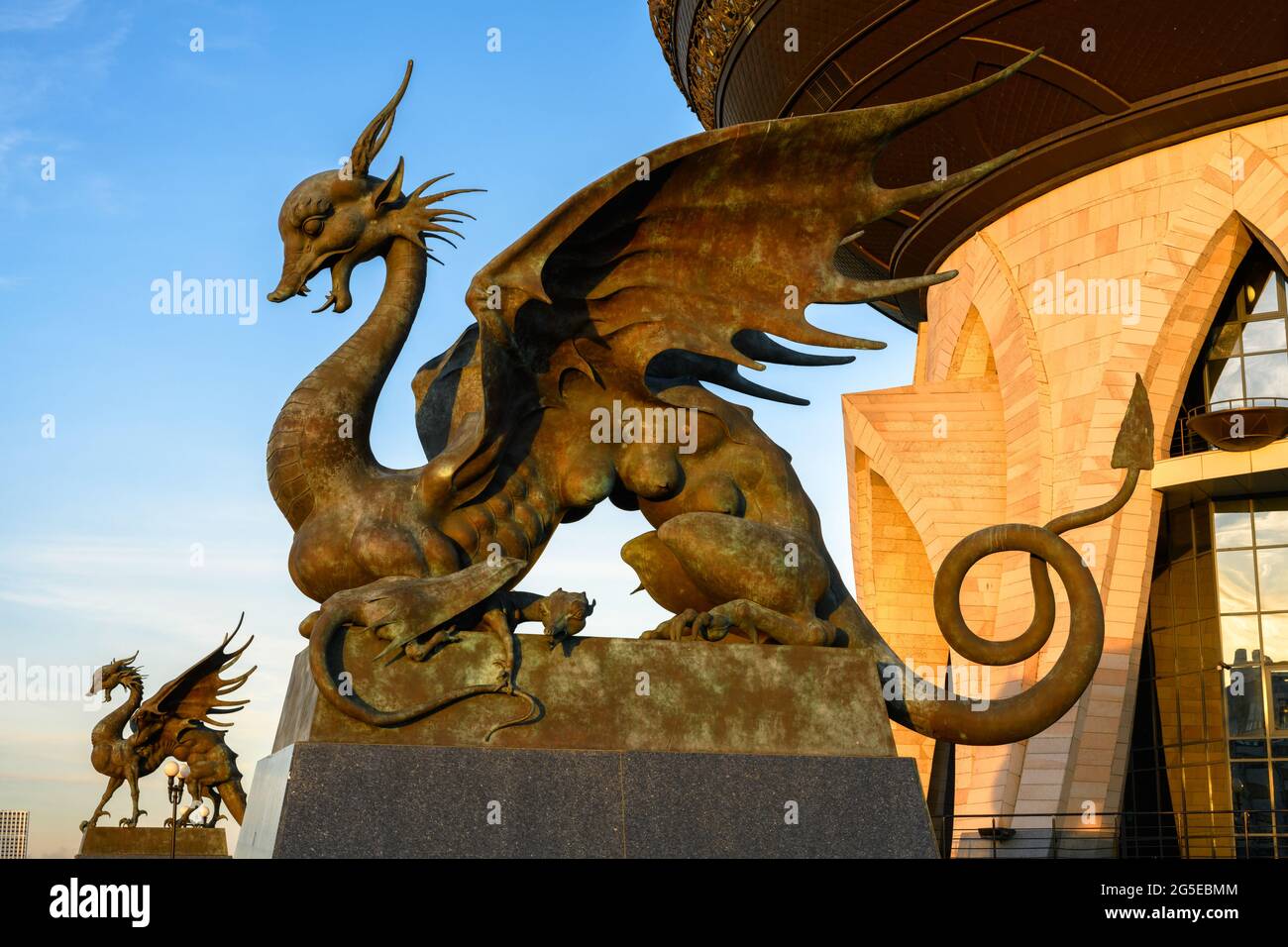Kasan, Russland - 18. Juni 2021: Familienzentrum und Hochzeitspalast bei Sonnenuntergang in Kasan, Tatarstan. Dragon Zilant, offizielles Symbol der Nahaufnahme von Kazan. Dies Stockfoto