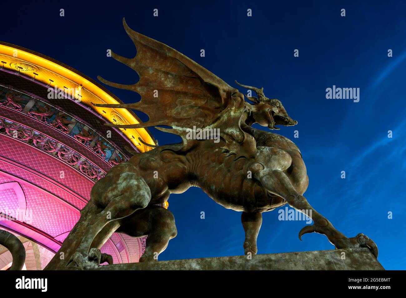 Kasan, Russland - 18. Juni 2021: Familienhaus und Hochzeitspalast in der Nacht, Kasan, Tatarstan. Statue des Drachen Zilant, offizielles Symbol der Nahaufnahme von Kazan Stockfoto