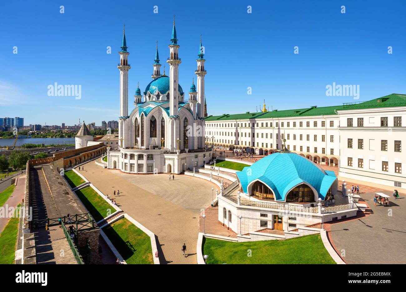 Kasan Kreml im Sommer, Tatarstan, Russland. Luftaufnahme der Kul Sharif Moschee, Wahrzeichen von Kazan. Panorama der Touristenattraktion, islamische Architektur Stockfoto