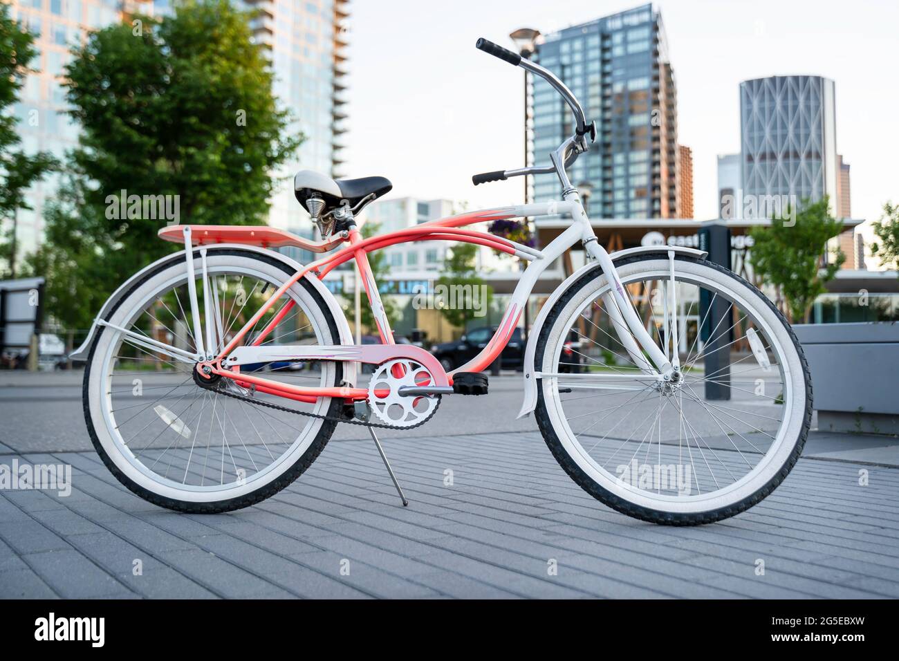 An einem Sommerabend parkte ein klassisches Strandcruiser-Fahrrad auf einem beliebten Fußgängerweg im East Village im Zentrum von Calgary, Alberta, Kanada. Stockfoto