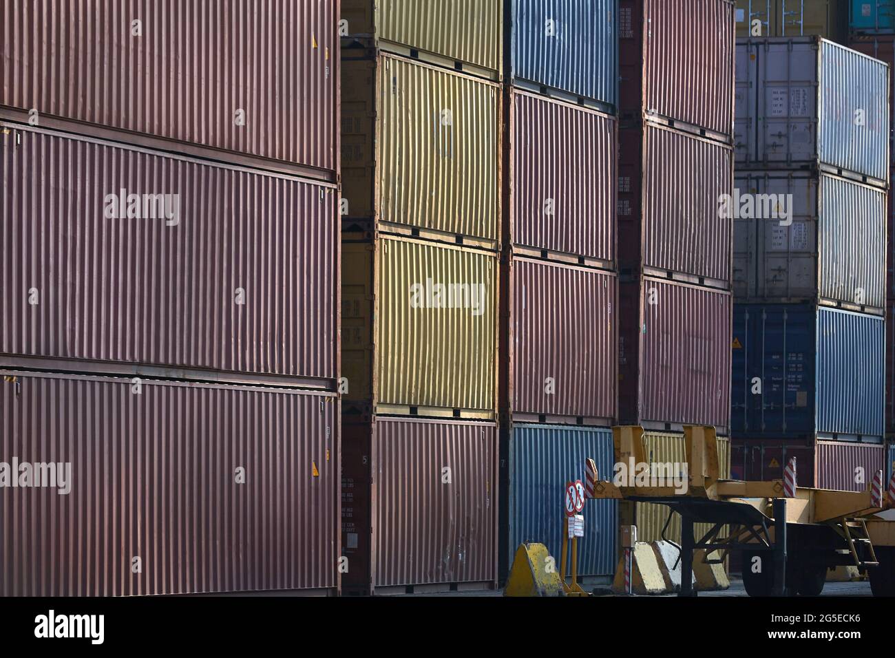 Industriehafen mit Containern. Containerstapel am Seehafen-Containerterminal Stockfoto