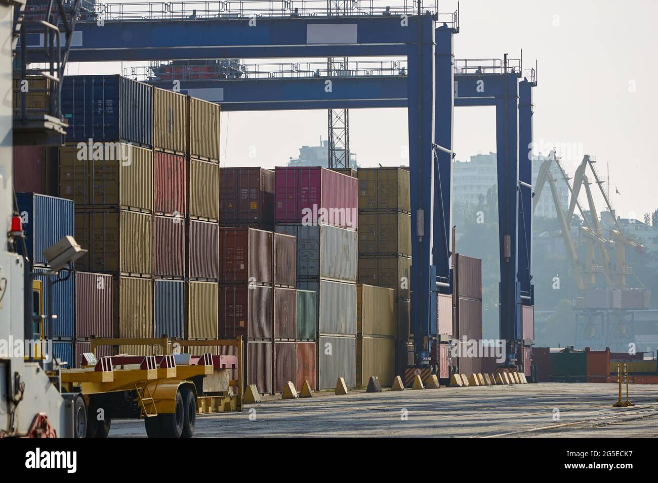 Industriehafen mit Containern. Containerstapel am Seehafen-Containerterminal Stockfoto
